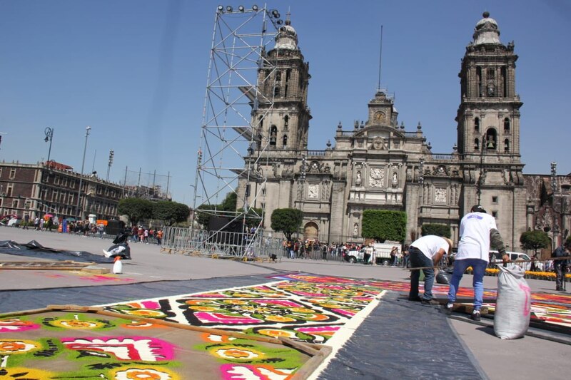 Colocación del tapete monumental en la plancha del Zócalo capitalino