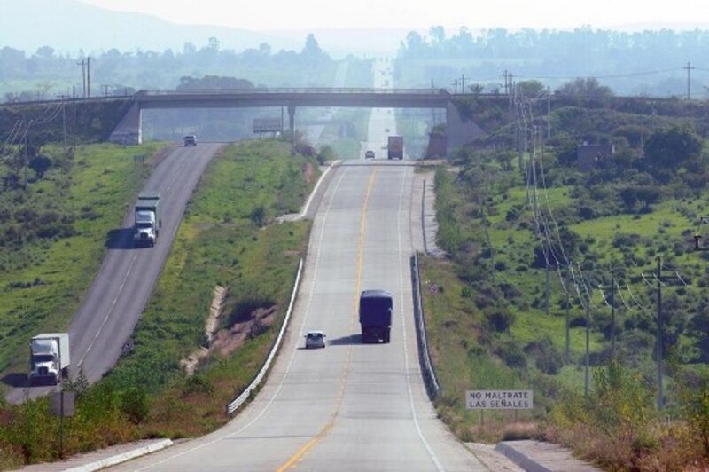 Carretera con tráfico en ambos sentidos