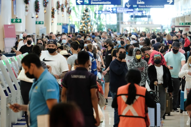 Aeropuerto lleno de gente