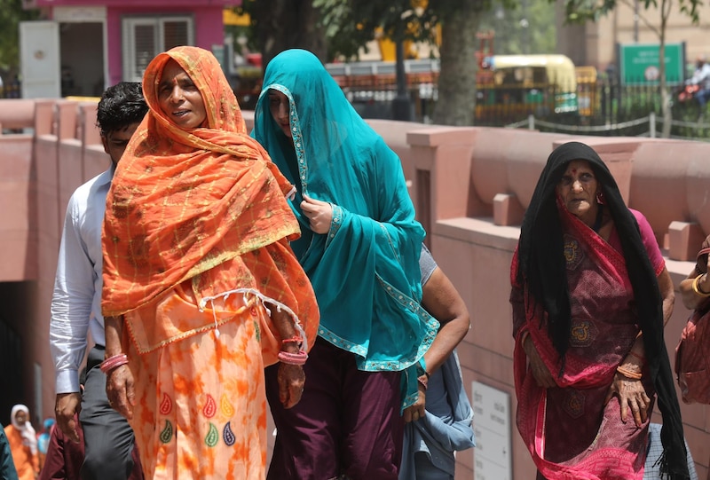 Mujeres indias caminan por la calle