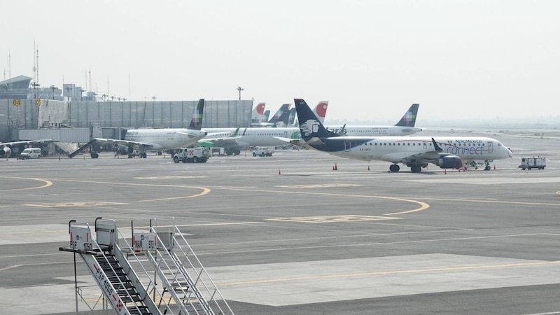 Aeropuerto con aviones en la pista