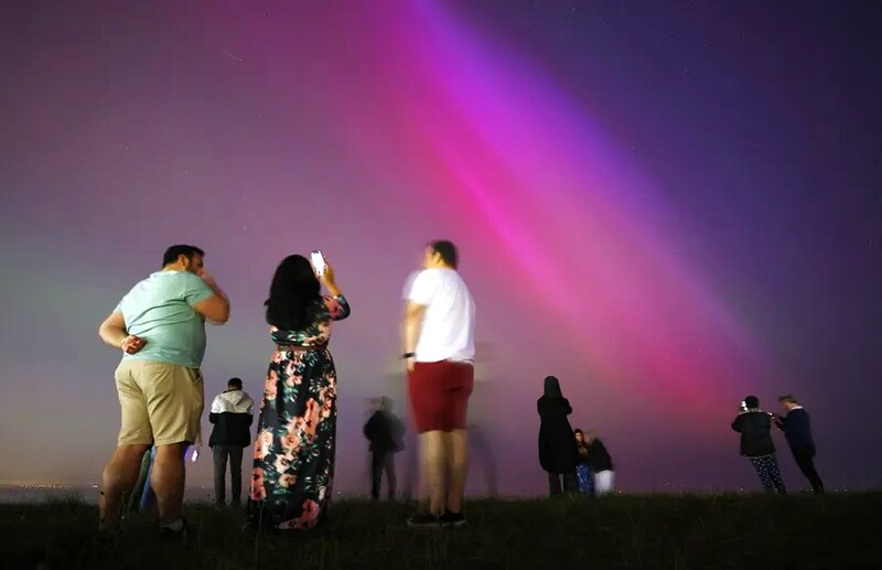 La aurora boreal ilumina el cielo nocturno