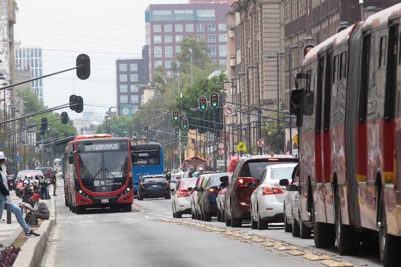 Intenso tráfico se registro en avenida Balderas, luego de que el transito de Eje Central fuera desviado hacia este punto, por un bloqueo. Peatones padecieron el cruce de vialidad.