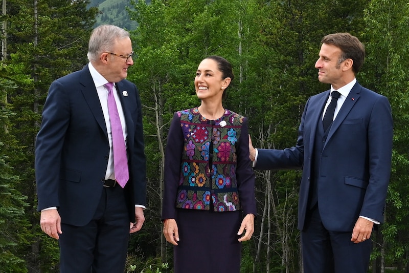 Claudia Sheinbaum junto al primer ministro de Australia, Anthony Albanese, y el presidente de Francia, Emmanuel Macron