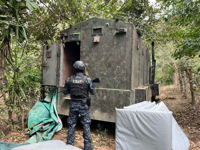 Policía inspeccionando un vehículo decomisado en operativo en Chiapas