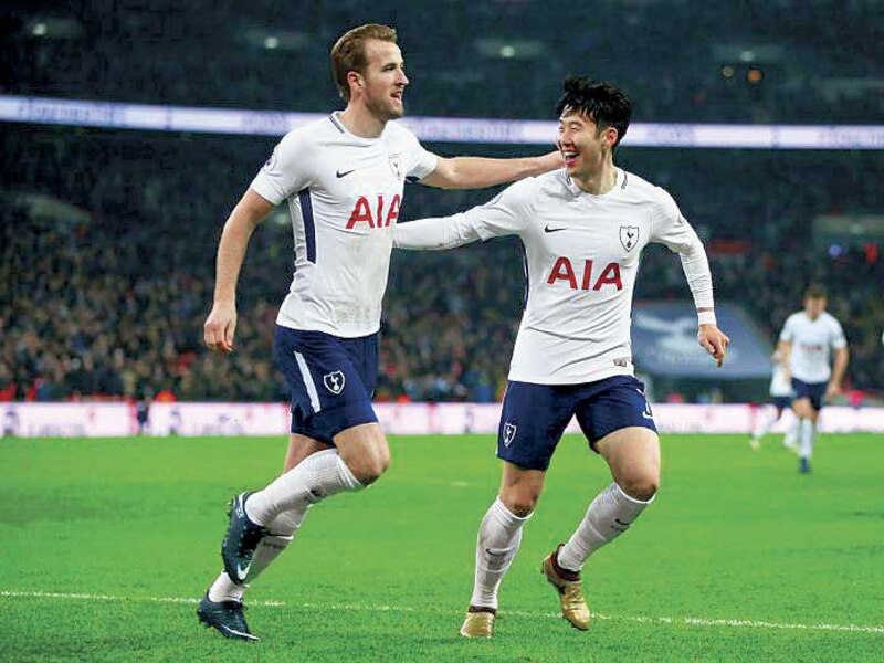 Harry Kane y Heung-Min Son celebran la victoria del Tottenham Hotspur.