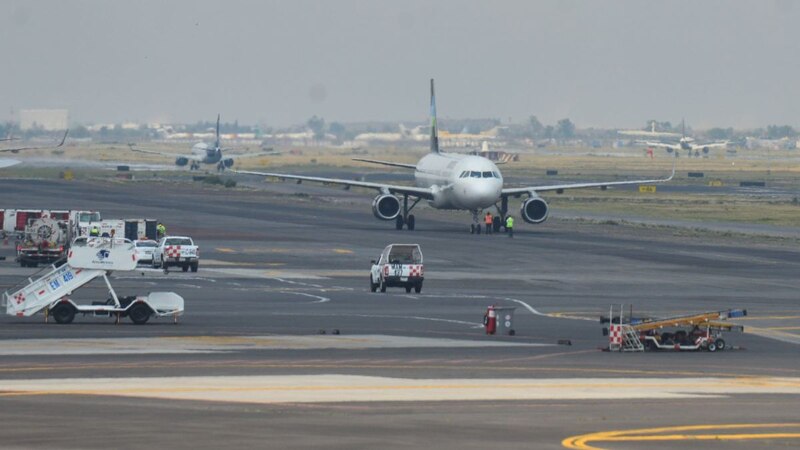 Un avión de pasajeros en la pista de un aeropuerto.