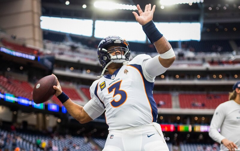 El mariscal de campo de los Broncos, Russell Wilson, lanza un pase durante el partido contra los Texans