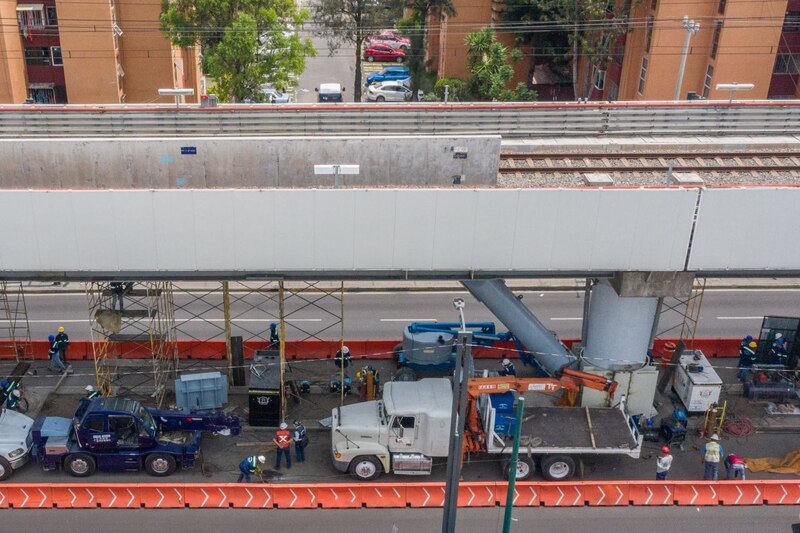 Trabajadores realizan mantenimiento en las vías del metro