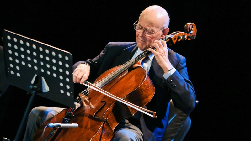 Un violonchelista tocando su instrumento.