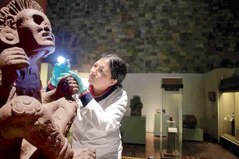 Restauración de una escultura prehispánica