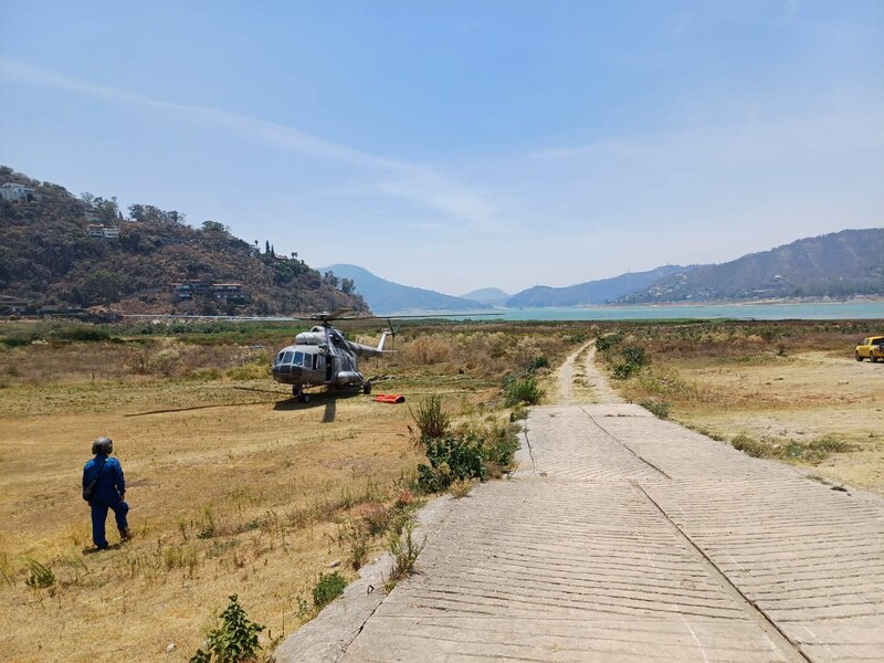 Helicóptero aterriza en una zona rural