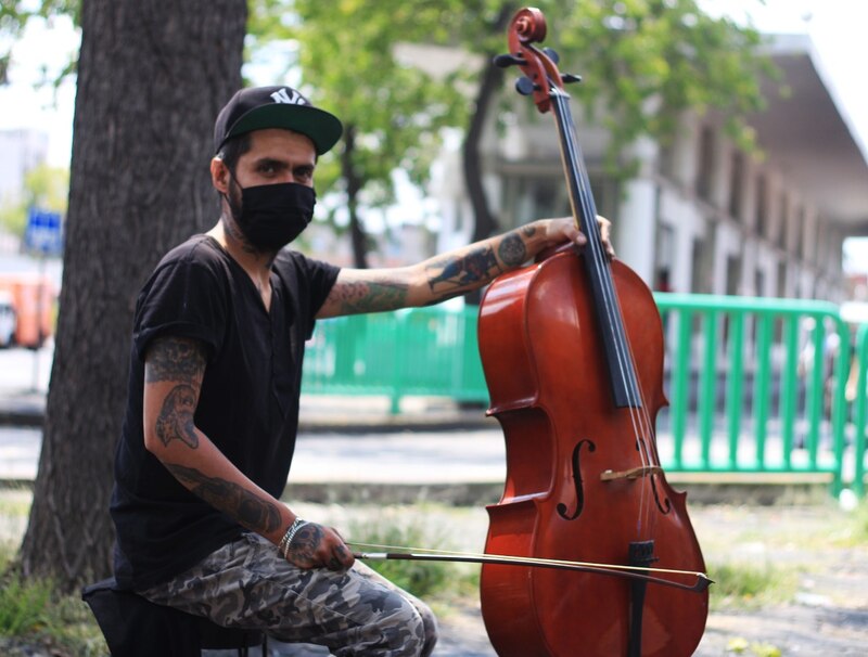 Un músico callejero tocando el violonchelo