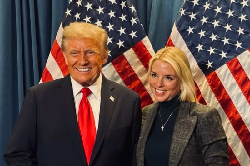 Pam Bondi y el presidente Donald Trump