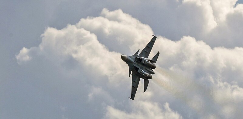Un caza ruso Su-35S vuela en el cielo