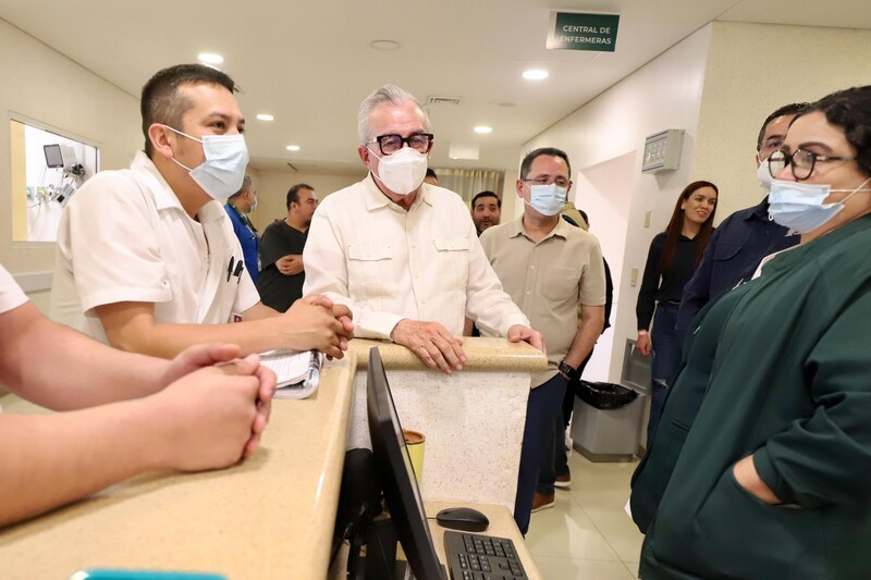 Gobernador Rubén Rocha Moya en el interior del Hospital General de Culiacán junto a médicos y autoridades