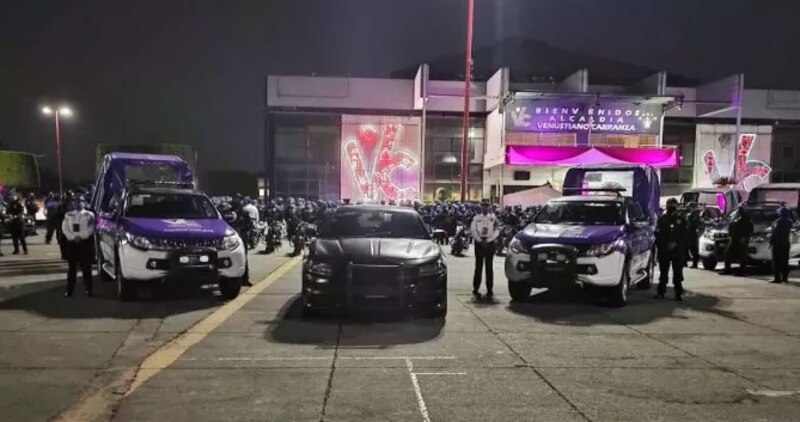 Policías resguardan la entrada de un concierto de Justin Quiles en Guanajuato