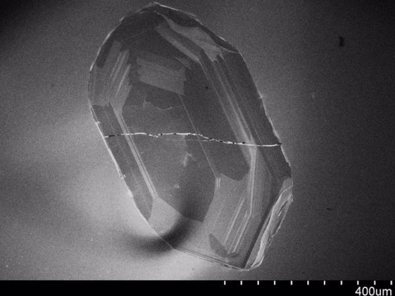 Imagen de microscopio electrónico de un cristal de cuarzo
