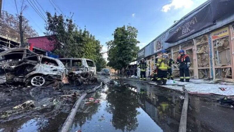 Bomberos extinguen un incendio en un coche