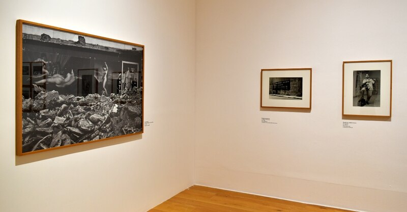 Tres fotografías en blanco y negro en la pared de una galería