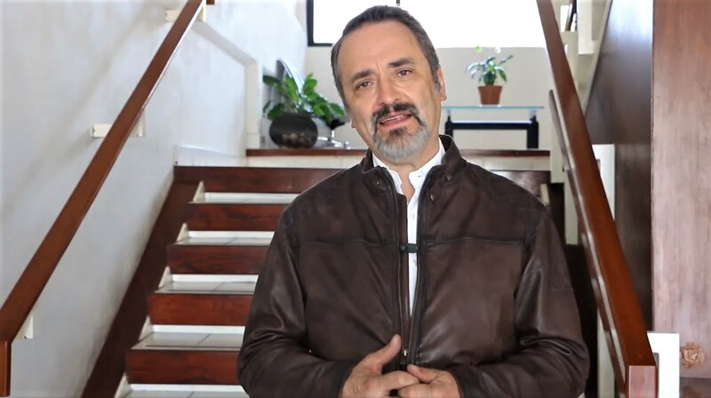 El presidente electo de Chile, Gabriel Boric, saluda a sus seguidores tras su victoria en las elecciones.