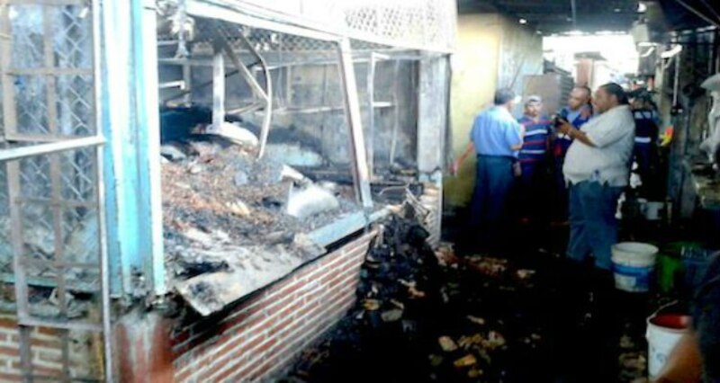 Incendio en un mercado de artesanías en Chichicastenango, Guatemala