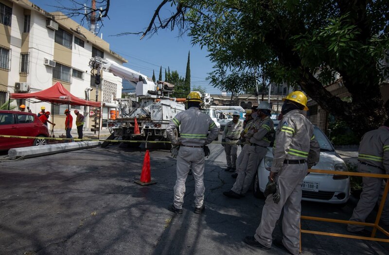 Trabajadores de la CFE atienden un reporte de falla eléctrica en la colonia Centro de la Ciudad de México
