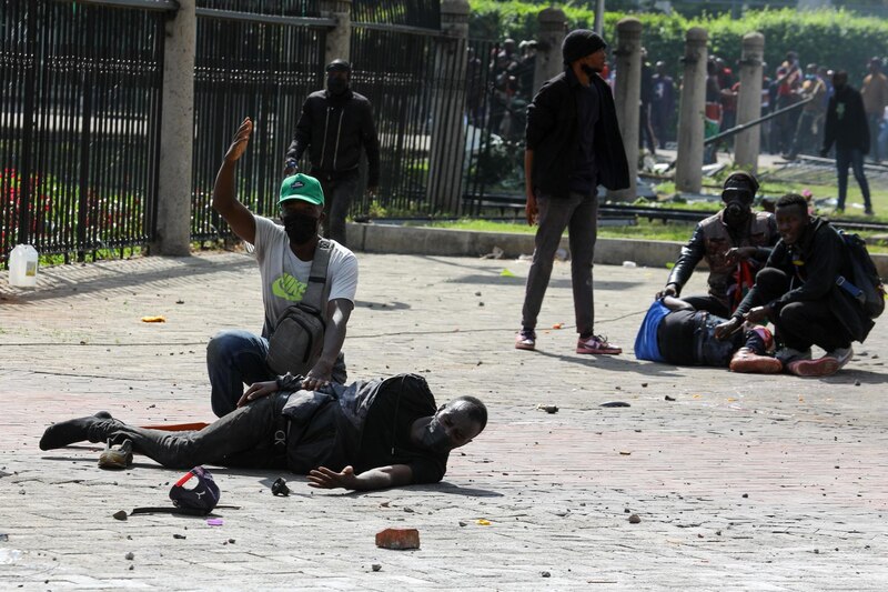 Posible título: Enfrentamientos entre manifestantes y policías en las calles de Nairobi, Kenia.