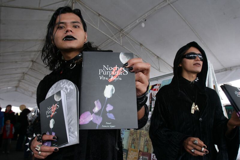 La feria del Libro del Zocalo de la ciudad de México ofrece textos para todos los gustos tal es el caso de libros ofrecidos por personajes "góticos".