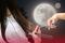 Calendario lunar de marzo 2026: los días en que SÍ y los que NO deberías cortarte el cabello para que crezca más fuerte