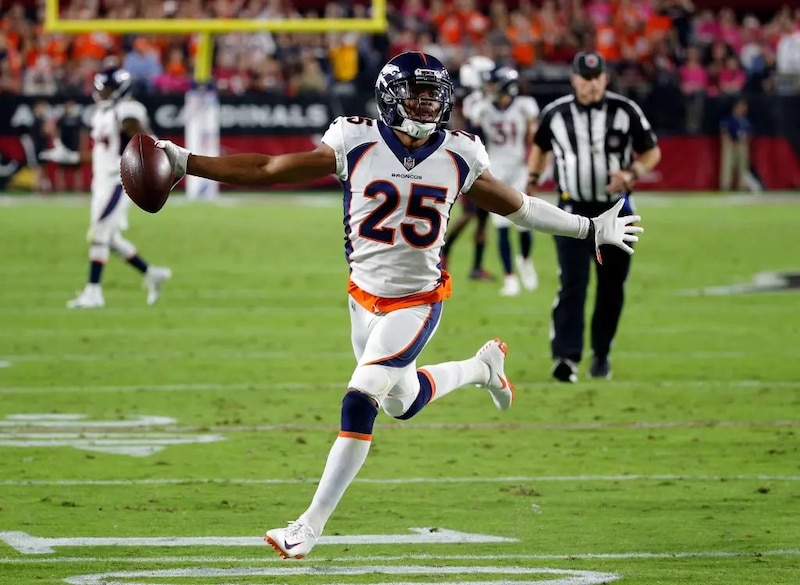 El jugador de fútbol americano Javonte Williams anota un touchdown para los Broncos de Denver.