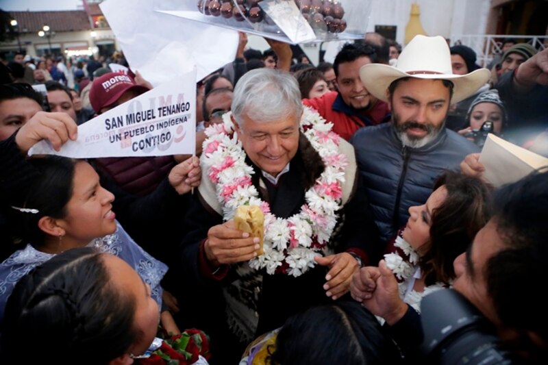 El presidente electo de México, Andrés Manuel López Obrador, saluda a sus seguidores en San Miguel Tenango, Oaxaca.