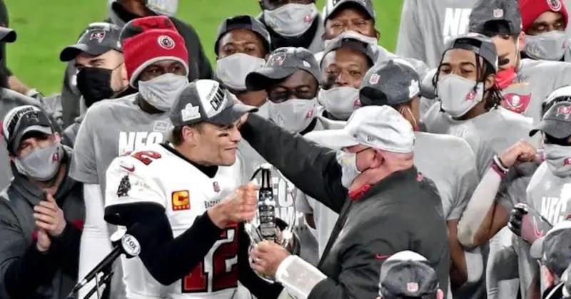 Tom Brady y Bruce Arians celebran la victoria de los Buccaneers en el Super Bowl LV