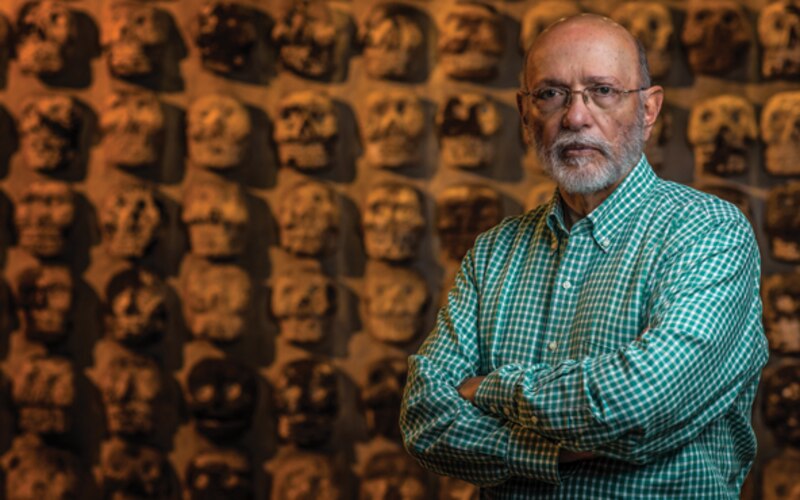 El Dr. Manuel L. Llácer, un reputado antropólogo forense, analiza un cráneo humano en su laboratorio.
