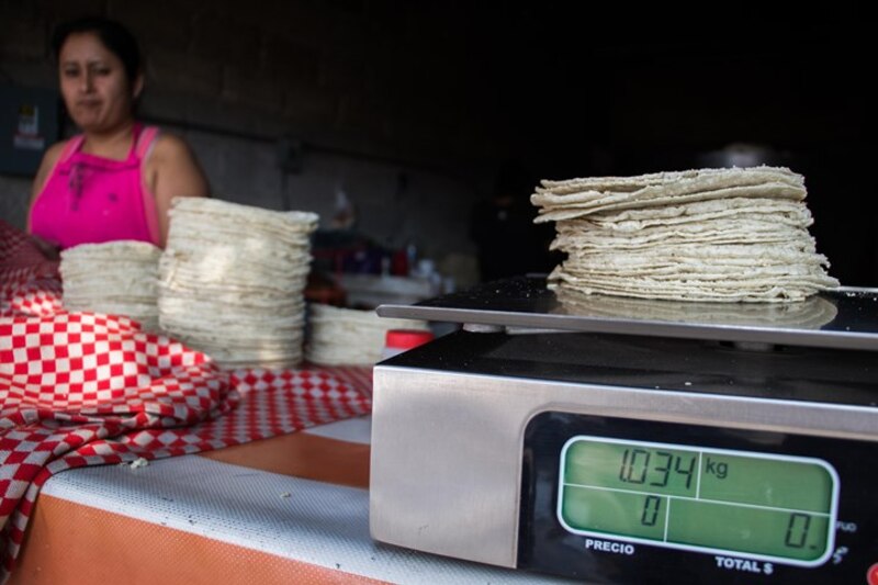 Mujer mexicana haciendo tortillas a mano