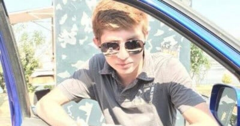 Joven sentado en un coche