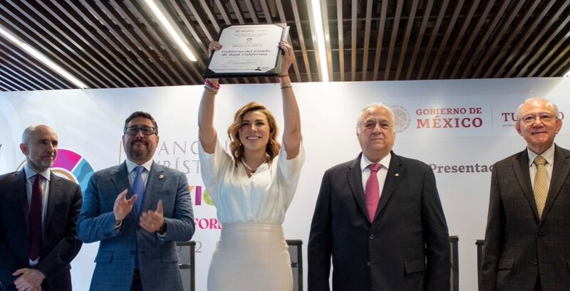 Entrega de reconocimiento a la gobernadora de Baja California