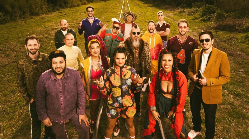 Grupo de personas posando en las vías del tren