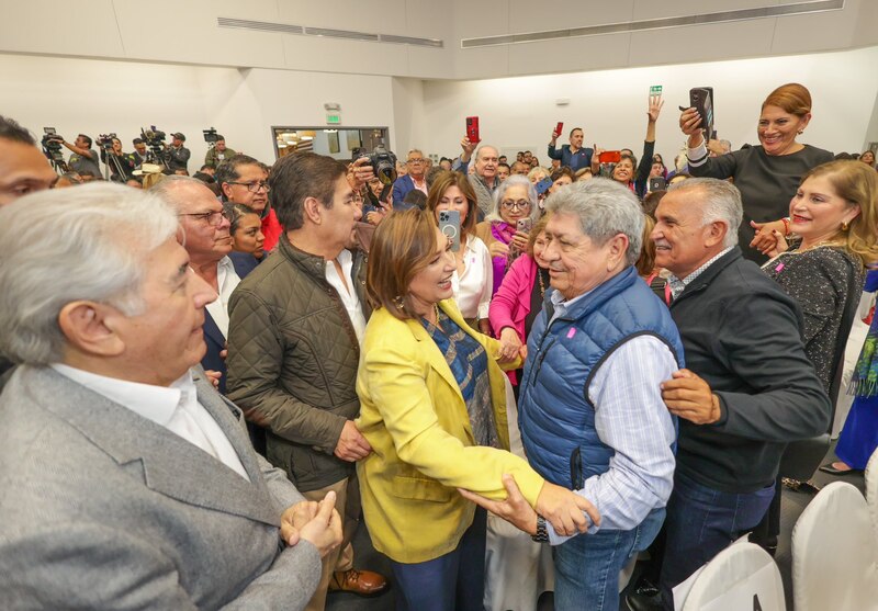 AMLO saluda a simpatizantes durante un evento en CDMX