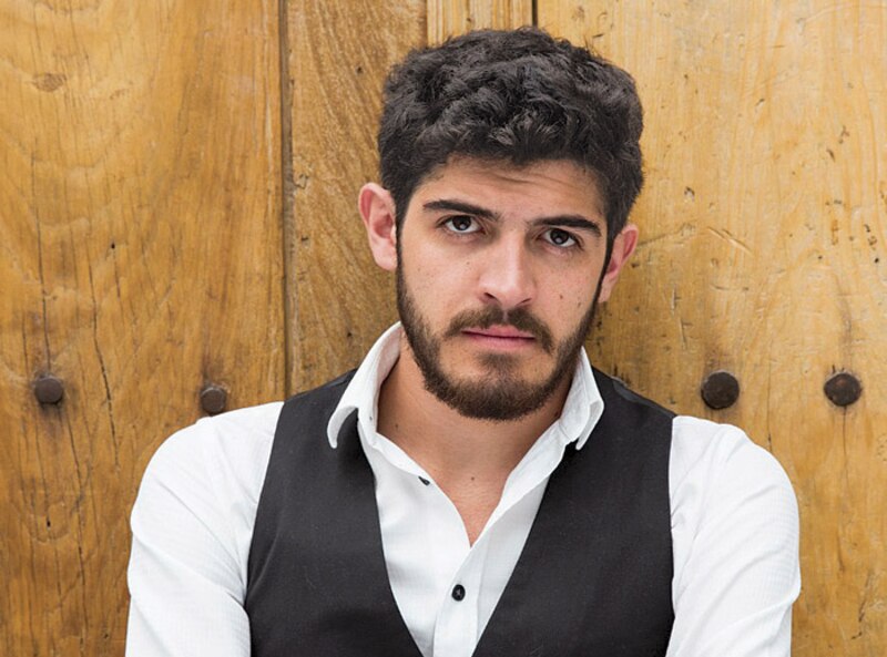 Joven con barba y pelo negro