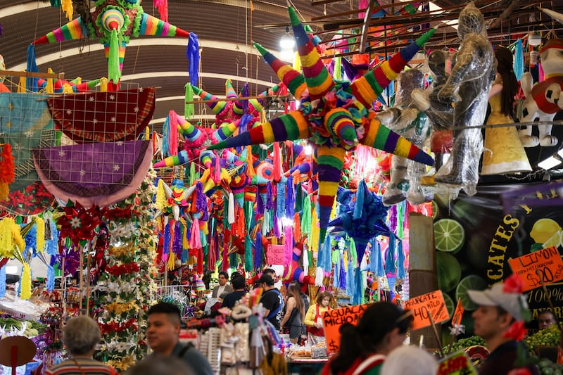 Mercado navideños La Profeco apoyará a todas las personas que necesiten ayuda o asesoría con sus compras navideñas atreves de redes sociales o en los números 55 5568 8722 y 800 468 8722