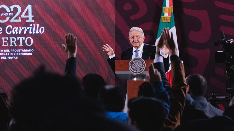 El presidente Andrés Manuel López Obrador pronuncia un discurso ante una multitud.