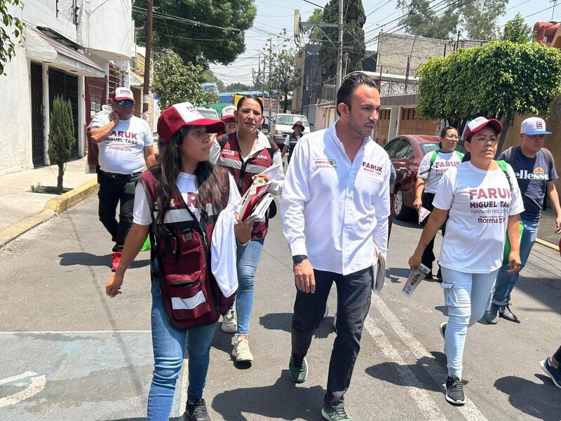 El diputado federal electo Faruk Miguel Take, recorre las calles de su distrito en la Ciudad de México.