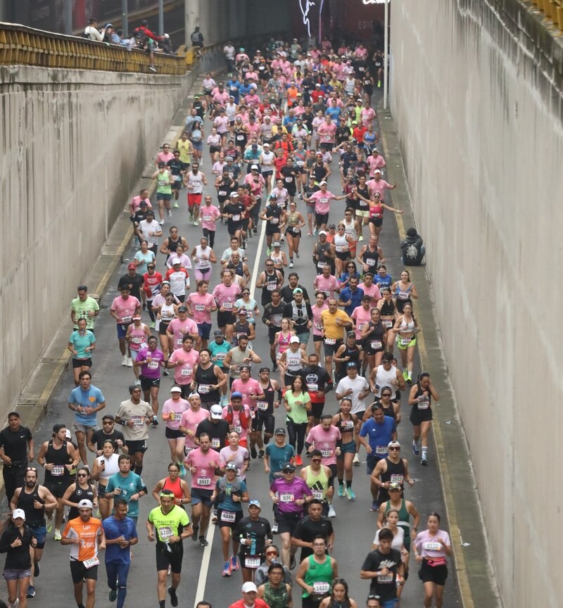 Corredores de Adidas 30k sobre Reforma