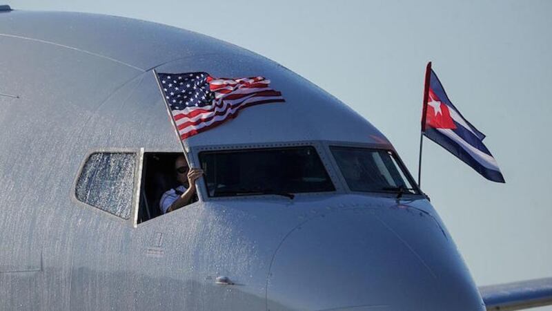 Un avión con banderas de los Estados Unidos y Cuba.