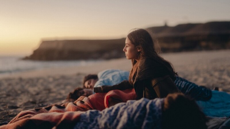 Amigas disfrutando de la puesta de sol en la playa