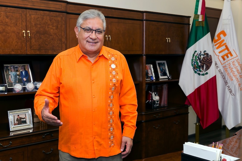 El líder del SNTE, Juan Díaz de la Torre, durante una conferencia de prensa.