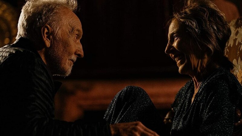 Una pareja de ancianos se mira con amor