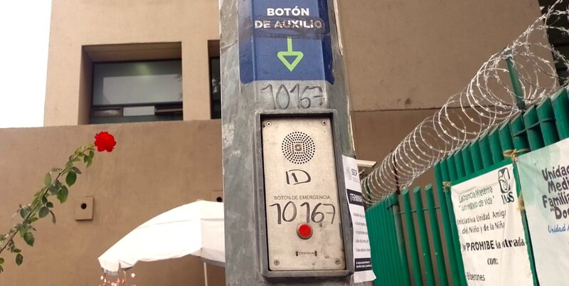 Botón de auxilio en un poste