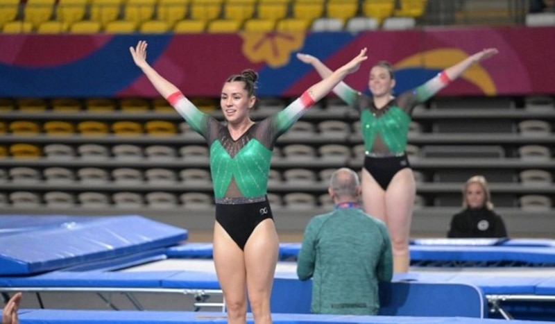 Dos gimnastas en el aire durante una competencia